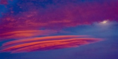 Lenticulaires et Lune au dessus de Perpignan